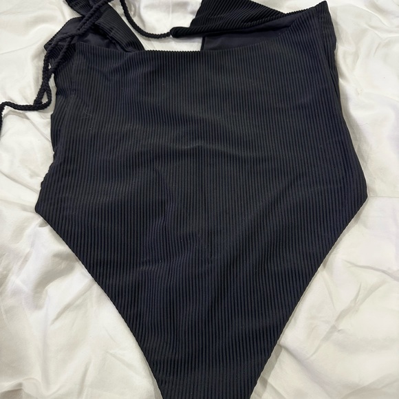 Frankie’s bikini Lillie One piece - Picture 7 of 7